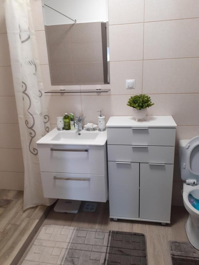 Sara Apartman Livezeni  Exterior photo